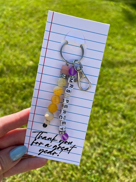 Gifts For Classmates Christmas Kids, High School Accessories, Money Makers Ideas Diy, Personalized Keychain Diy, Silicone Bead Keychain Tutorial, Beaded Crafts To Sell, Student Of The Month Gift Ideas, Personalized Student Gifts, Diy Keychain Ideas Beads