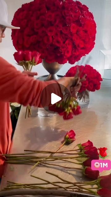 FLORAL DESIGN & WORKSHOP 🇺🇸🇵🇭 on Instagram: "Quick bouquet hack, by yours truly . Strip two dozen roses, divide into three bunches, cross stems three times for a perfect Posey shape. Cut to size, drop in a vase ,Viola! beautiful arrangement.

Let me know what you think of this hack in the comments below” 👇🏼👇🏼👇🏼👇🏼👇🏼
.
.

#flowerhack #flowerpower #freshbouquet  #jun_pinon #roses #fresh" How To Arrange Roses In A Vase, Rose Decorations Party, Fancy Decorations, Red Flower Arrangements, Rose Floral Arrangements, Rose Flower Arrangements, Dozen Roses, Dinner Party Decorations, Floral Arranging