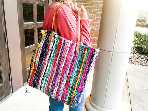 DIY Tote Bag Ideas - Make a Bag From a Rag Rug Sew A Tote Bag, Tote Bag Ideas, Scrap Crafts, Tote Bag Business, Rag Rug Diy, Make A Bag, Purse Ideas, Diy Tote, Tote Bag Tutorial