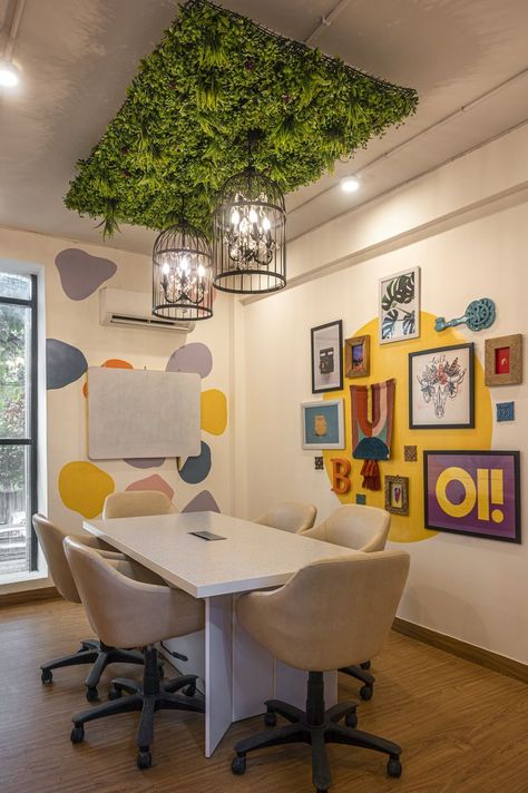 Meeting Rooms Creative, Cool Meeting Room Ideas, Colorful Office Interior Design, Meeting Room Ideas Creative, Office Collaborative Space, Office Celebration Decoration, Small Creative Office Space, Office Environment Design, Creative Office Design Ideas Wall Decor