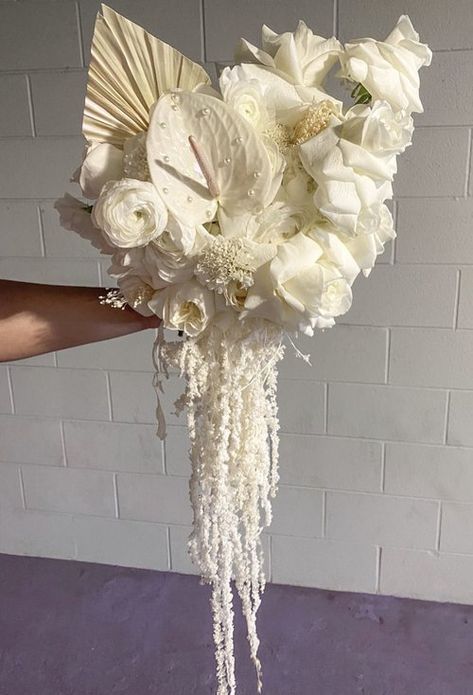 BLUMENHAUS Pearl Core, White Bouquets, Monochrome Weddings, Best Wedding Guest Dresses, Bridal Bouquet Flowers, Boho Style Wedding, White Bridal Bouquet, Church Flowers, Wedding Chicks