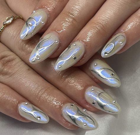 Silver And White Nail Ideas, Chromatic Nails Silver, Swirly Chrome Nails, Silver Chrome Nails Designs Short, Silver And Pearl Nails, Silver Chrome Nails With Gems, Christmas Nail Designs Chrome, Aesthetic Chrome Nails, Aesthetic Silver Nails