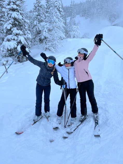 Bff Trip Aesthetic, Skiing With Friends Aesthetic, Skier And Snowboarder Pics, Ice Skating Friends Aesthetic, Ski Pictures Ideas Friends, Friend Ski Trip, Ski Trip Friends, Ski Trip Aesthetic Friends, Winter Group Activities