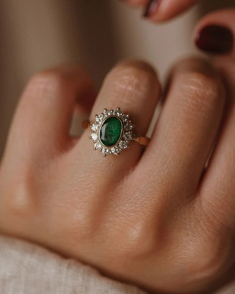 Indian Emerald Jewellery, Engagement Ring For Bride Indian, General Kirigan, Indian Engagement Ring, Braid Jewelry, Emerald Wedding Rings, Antique Jewellery Designs, Future Engagement Rings, Green Stone Rings