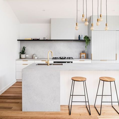 Caesarstone Australia в Instagram: «Pairing Airy Concrete™ with cool grey architectural joinery and a Faucet Strommen brass mixer tap that patinas over time creates a crisp…» Dapur Skandinavia, Modern White Kitchen Design, Modern Konyhatervezés, Minimalist Dekor, Scandinavian Kitchen Design, Interior Design Minimalist, Minimalist Kitchen Design, Interior Minimalista, White Kitchen Design