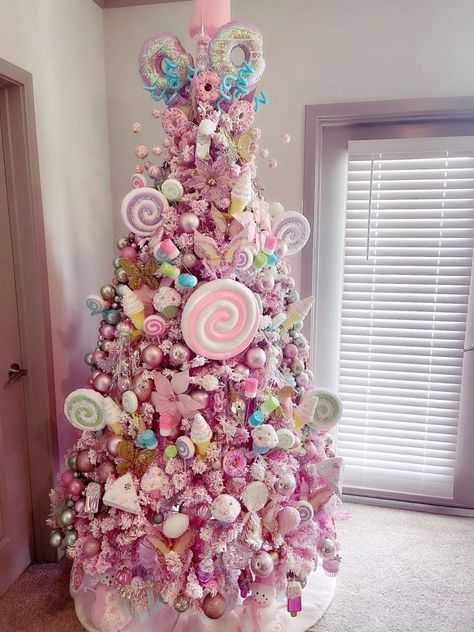 Pink Christmas Food Ideas, Candy Land Theme Christmas Tree, Candy Trees Christmas, Pink Candy Christmas Tree, Candy Christmas Tree Decorations, Sweets Christmas Tree, Candyland Tree, Candy Themed Christmas, Holiday Decor Trends