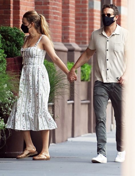 Ryan And Blake, Jelly Shoes Outfit, Blake Lively And Ryan Reynolds, Blake Lively Ryan Reynolds, Leonardo Dicaprio Photos, Men's Summer Outfit, Blake Lively Style, Maxi Summer Dress, Wednesday Afternoon