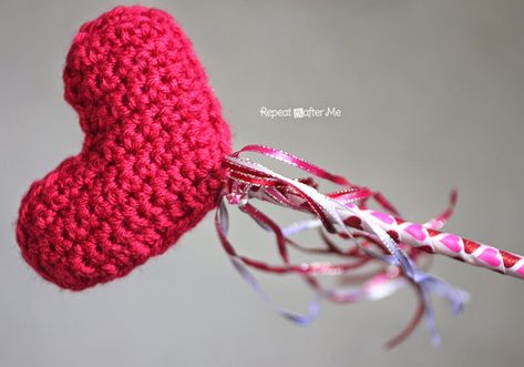 Tiny Heart Earrings, Repeat Crafter Me, Crochet Shoes Pattern, Heart Projects, Crochet Baby Boy, Valentines Crochet, Crochet Stars, Crochet Heart, Valentine Fun