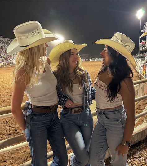 Texas Rodeo Outfit, Rodeo Party Outfit, Rodeo Pictures Ideas, Outfits With Ball Caps, Rodeo Instagram Pictures, Outfit Septiembre, Rodeo Photos, Outfit Ideas Country, Rodeo Pictures