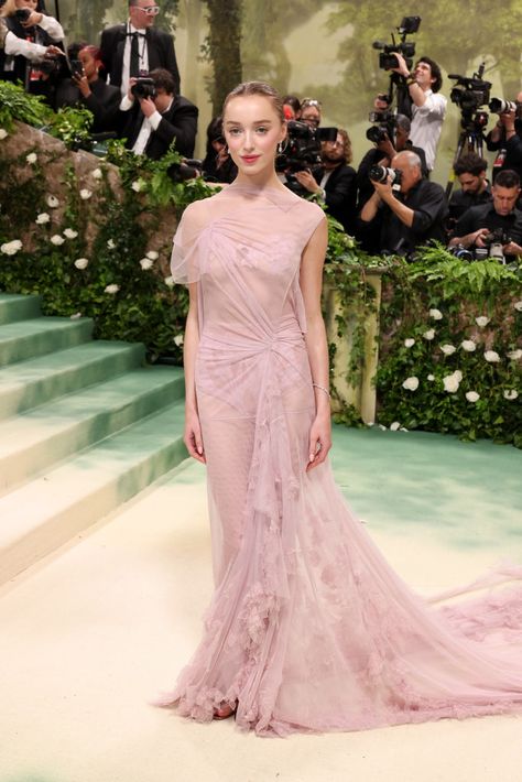 Met Gala 2024: Best Red Carpet Fashion Looks | Observer Fashion Met Gala, Beautiful Formal Dresses, Magical Outfits, Celebrity Red Carpet Looks, Celebs Outfits, Dresses Red Carpet, Ramp Walk, Gala Outfits, Dress Stole