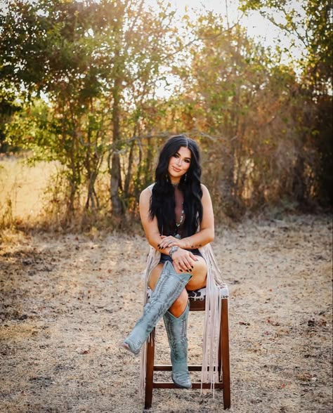 Grad Casuals Outfit, Casual Western Photoshoot, Senior Picture Ideas Memorial, Creative Western Photoshoot Ideas, Western Senior Outfits, Western Grad Pictures, Western 21st Birthday Photoshoot, Birthday Western Photoshoot, Vaquero Photoshoot