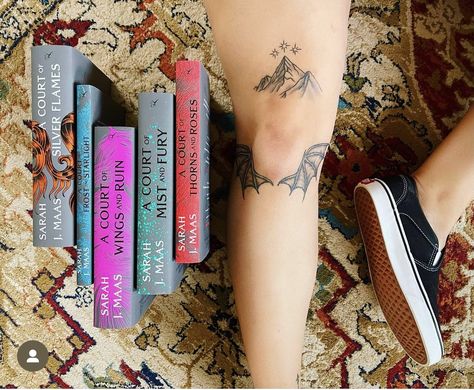 Acotar Mountain Tattoo Knee, Fourth Wing Acotar Tattoo, Rhysand Wings Tattoo, Rhysand Tattoo Knee, Court Of Thorns And Roses Tattoo, Rhys Knee Tattoo, Rhysand's Tattoo, Acotar Knee Tattoo, Rhysand Knee Tattoo