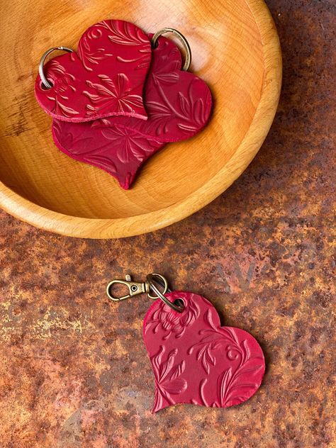 Backpack Keychain, Leather Working Patterns, Leather Jewelry Diy, Heart Projects, Leather Craft Patterns, Leather Heart, Backpack Keychains, Purse Backpack, Leather Keyring