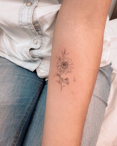 Pretty Sunflower Tattoo, Sunflower Tattoos Fine Line, Simplistic Sunflower Tattoo, Single Sunflower Tattoo, Small Tattoos Sunflower, Black Sunflower Tattoo, Unique Sunflower Tattoos For Women, Fine Line Sunflower, Girasoles Tattoo