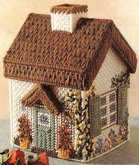 Petite maisons en canevas plastique - Les créations de Salvina Kleenex Box Cover, Cross Stitch House, Plastic Canvas Stitches, Plastic Canvas Ideas, Plastic Canvas Ornaments, Plastic Canvas Projects, Plastic Canvas Tissue Boxes, Plastic Canvas Christmas, Plastic Canvas Patterns Free