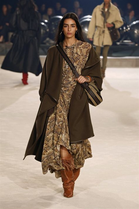 Isabel Marant Ready To Wear Fall Winter 2024 Paris – NOWFASHION Boho Style 2024, Isabel Marant Style, Fashion Week Dresses, Winter Fashion Outfits Casual, Fall 24, Winter Boho, Boho Chic Outfits, Fall Winter 2024, Boho Fall