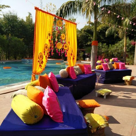 Poolside Haldi Decor, Trending Mehendi, Pool Wedding Decorations, Mehendi Bridal, Asian Wedding Decor, Haldi Ceremony Decorations, Mehendi Decor Ideas, Wedding Pool Party, Poolside Decor