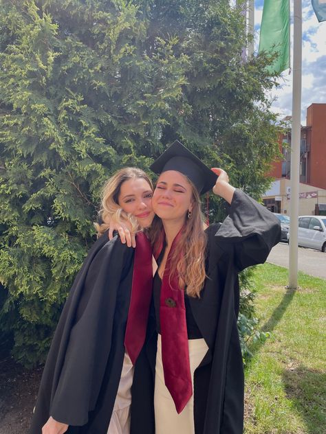 Graduation Day Poses With Friends, Graduation With Best Friend, Best Friends Graduation Pictures, Graduation Picture Ideas With Friends, Group Graduation Pictures Friend Photos, Grad Photos With Friends, Graduation Day Pictures, College Graduation Pictures With Friends, Grad Pics With Friends