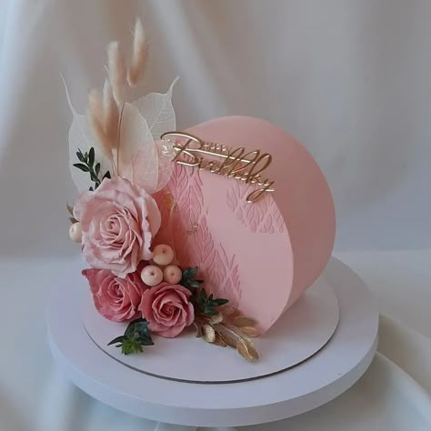 Single Tier Birthday Cake For Women, Cake Top Forward Design Birthday, Arch Birthday Cake, Cake Design For Women Birthday, Birthday Cake For Women Unique, Women Cake Ideas, Half Circle Cake Designs, Top Forward Cake Designs, Fancy Birthday Cakes For Women