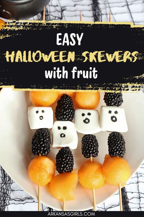 Delight your Halloween guests with festive Halloween fruit skewers featuring juicy blackberries, sweet cantaloupe, and fluffy marshmallows shaped like playful ghosts. These colorful fruit Halloween treats are not only a fun addition to your spooky celebrations but also a healthy option for kids and adults alike. Perfect for parties or family gatherings! Halloween Treats Fruit, Halloween Fruit Kabob, Halloween Fruit Sticks, Halloween Fruit Skewers For Kids, Halloween Treats Marshmallow, Halloween Skewers Ideas, Ghost Fruit Skewers, Halloween Fruit Skewers, Halloween Kabobs