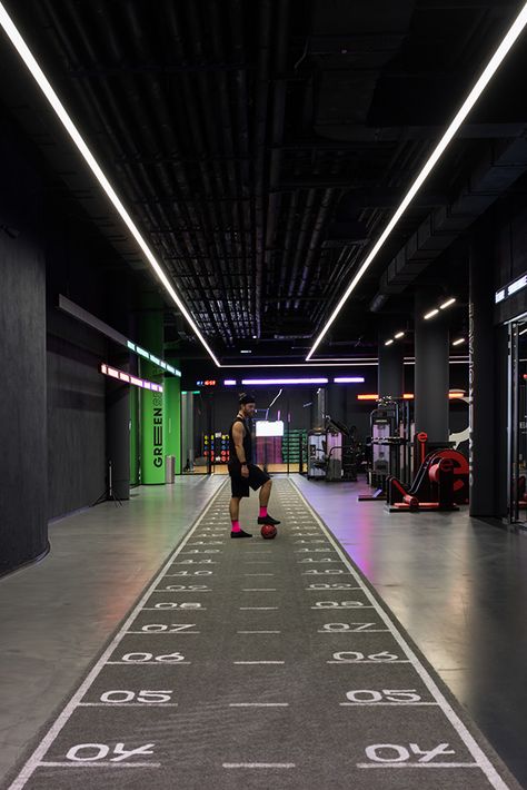 Fitness Club Interior Design, All Black Gym Interior, Fitness Club Design, Black Gym Interior, Fitness Design Gym, Gym Lighting, Gym Club, Dream Home Gym, Dream Gym