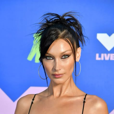 Bella Hadid Hair, Oversized Nike, 2000s Hairstyles, Salomon Sneakers, Vmas Red Carpet, Y2k Hair, Y2k Hairstyles, Hadid Sisters, Editorial Hair