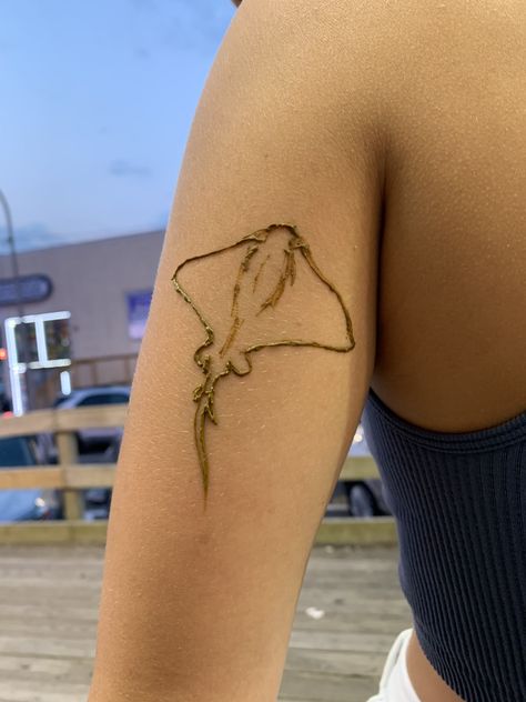 Henna Shark, Summer Henna, Simple Henna Designs Hand, Stick Poke, Stick Poke Tattoo, Cute Henna Tattoos, Henna Style Tattoos, Henna Inspo, Cute Henna