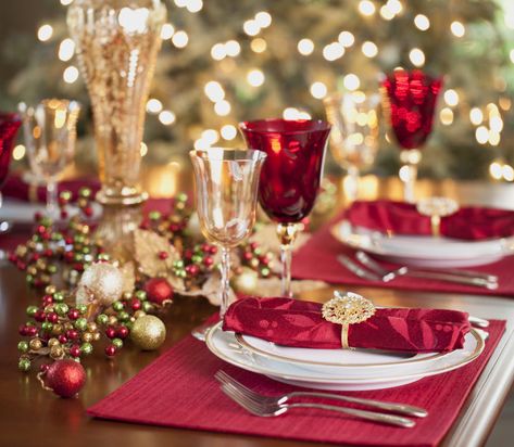 Beautiful Red & Gold Christmas Tablesetting holidays christmas christmas tree christmas decorating christmas decoration christmas table tablesetting Fancy Christmas Party, Elegant Christmas Party, Christmas Coffee Table Decor, Red Gold Christmas, Simple Table Settings, Tafel Decor, Christmas Dining Table, Festive Dinner, Christmas Dinner Table