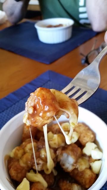 Poutine Tater Tots Recipe, Tater Tot Poutine, Poutine Recipes, Comfy Kitchen, Poutine Recipe, Canadian Dishes, Broccoli Bites, Tater Tot Recipes, Tater Tot Casserole Recipes