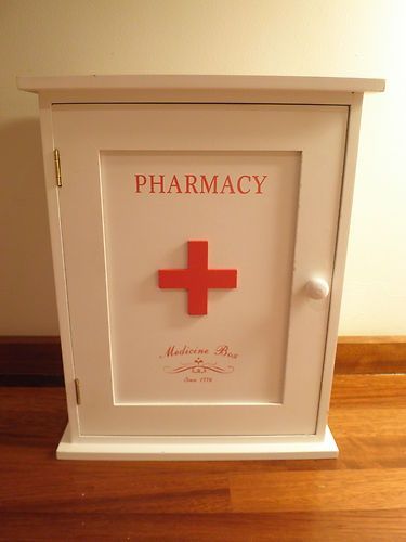 White wooden first aid box vintage storage kitchen bathroom decorative holder French Style Home, Essential Oil Accessories, Medicine Storage, Medicine Boxes, Storage Kitchen, Wooden Bathroom, Vintage Storage, Vintage Bathroom, Young Living Essential Oils