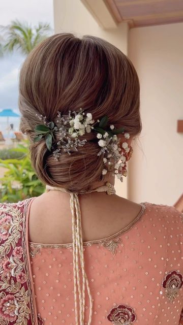 Hairstyle For Reception Lehenga, Indian Mom Hairstyles, Bridal Mother Hairstyle Indian, Indian Bride Mother Hairstyle, Hairdo For Indian Wedding Guest, Indian Bride Updo Hairstyle, Hair Bun Styles With Lehnga, Mother Of The Bride Hair Indian, Sider Hairstyle Indian Wedding