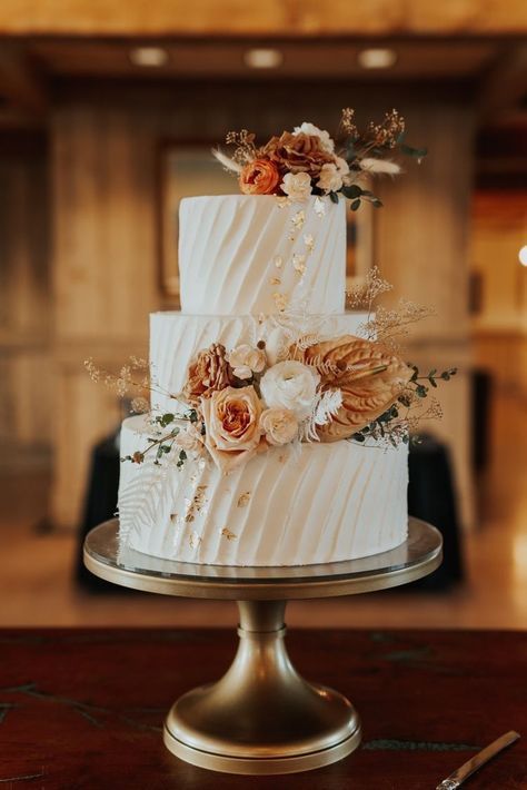 Wedding Cakes Terracotta, Simple Fall Wedding Ideas, Wedding Cake Terracotta, Fall Wedding Cakes With Cupcakes, Simple Fall Wedding Cakes, Terracotta Wedding Cake, Simple Rustic Wedding Cake, Fall Wedding Cake Ideas, Boho Wedding Cake