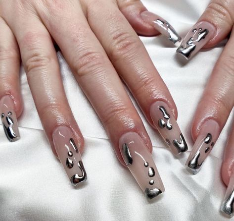 Silver Line Nail Designs, Silver And Nude Nails, Chrome Almond Nails Designs, Silver Chrome Nail Art, Holiday Nails Red, Chorme Nails, Metallic Nail Designs, Nail Design 2023, Chrome Nails Silver