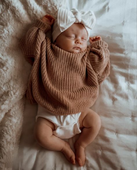 Aesthetic cute baby girl photo Newborn Oversized Sweater Outfit, Newborn Oversized Sweater, Newborn Sweater Outfit, Knit Newborn Outfits, Newborn Spring Outfits, Newborn Flatlay, Fall Newborn Outfits, Baby Girl Neutral Outfits, Newborn Fall Outfits