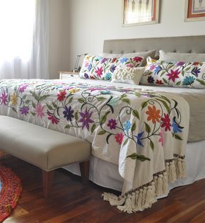 Pie de cama Flor Nueva 80x200. Mantas Tienda de Costumbres, hecho a mano Boho Style Furniture, Diy Crafts Crochet, Mexican Home Decor, Embroidery Patterns Vintage, Bed Runner, Flower Embroidery Designs, House Interior Decor, Home Room Design, Embroidery And Stitching