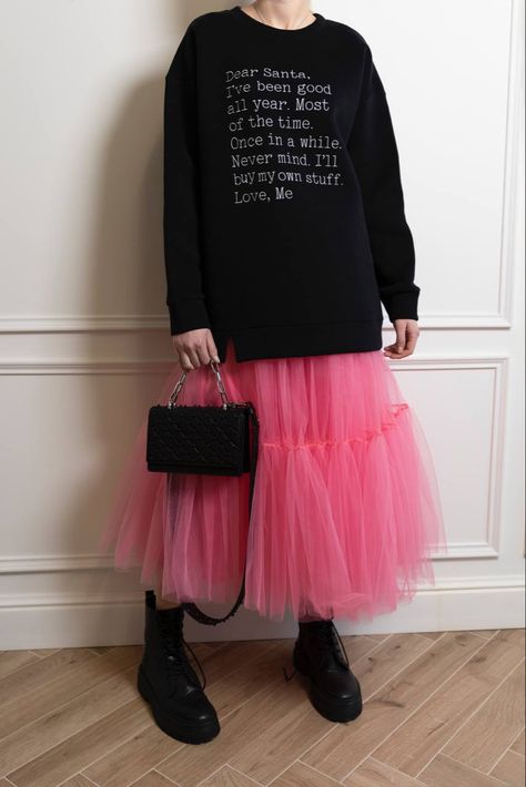 Abaya Colors, Tulle Skirt Outfit Casual Street Style, Pink Tulle Skirt Outfit, Skirt And Sweatshirt Outfit, Mesh Skirt Outfit, Tulle Skirt Outfits Casual, Purple Tulle Skirt, Tulle Skirts Outfit, Tulle Skirt Dress