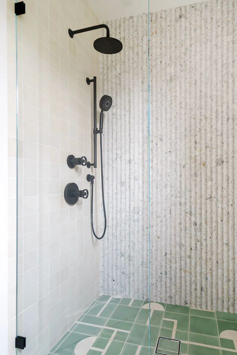 Fluted stone shower walls Fluted Marble Bathroom, Fluted Tile Bathroom, Fluted Tile, Aesthetic Bathroom Decor, Stone Tile Bathroom, Ann Sacks Tiles, Creative Tile, Open Showers, Modern Bathroom Interior