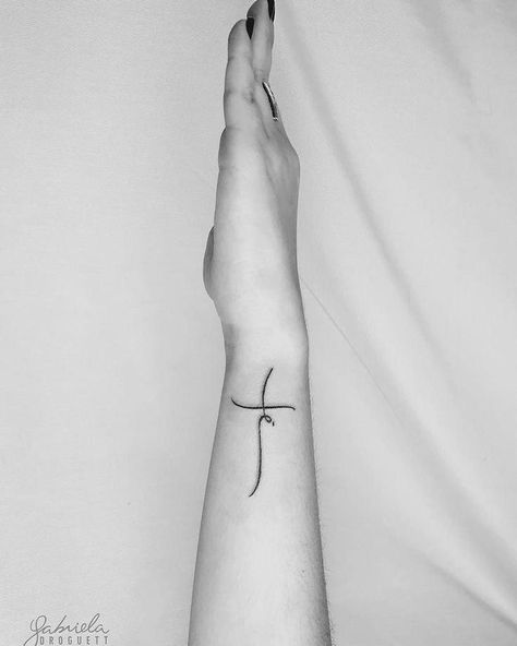 Cross With Rays Tattoo, Feminine Wrist Tattoos, Tattoos Feminine, Small Cross Tattoos, Tato Flash, Wrist Tattoo Ideas, Wrist Tattoo Designs, Tattoos Infinity, Cross Tattoos For Women