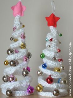 Crochet Spiral Christmas Tree with Ornaments (s) Diy French Knitting, Spiral Christmas Tree, Spool Knitting, French Knitting, Crochet Christmas Decorations, Crochet Christmas Trees, Crochet Ornaments, Ornament Tutorial, Small Christmas Trees