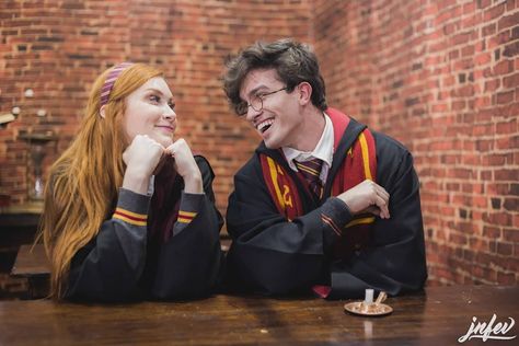 Harry And Ginny Costume, Ginny And Harry Costume, Ginny Weasley Halloween Costume, Ginny Weasley Costume, Harry Potter Couples, Harry Potter Ginny Weasley, Hp Aesthetic, Cosplay Couple, Halloween Costumes To Make