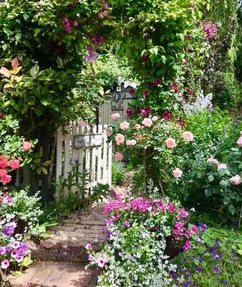 Rustic Garden Ideas, Diy Farmhouse Style, Garden Decor Diy, Cottage Garden Design, Garden Entrance, English Cottage Garden, Garden Aesthetic, Vintage Garden Decor, Garden Deco