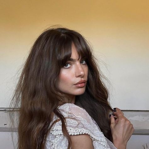 Naomi Westfield, Brown Hair Bangs, Other Aesthetic, Italian Hair, Blonde Hair Looks, How To Style Bangs, Long Brown Hair, Long Hair With Bangs, Favorite Hairstyles