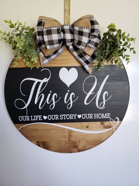 Custom Door Hangers, Welcome Signs Front Door, Wedding Doors, Door Hangers Diy, Door Signs Diy, Wood Wreath, Wooden Door Signs, Wooden Wreaths, Round Wood Sign