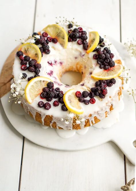 Lemon Berry Angel Food Cake Berry Angel Food Cake, Lemon Angel Food Cake, Light Summer Desserts, Angel Food Cake Desserts, Showstopper Cakes, Angel Food Cake Pan, Berry Cake, Lemon Glaze, Bundt Cakes Recipes