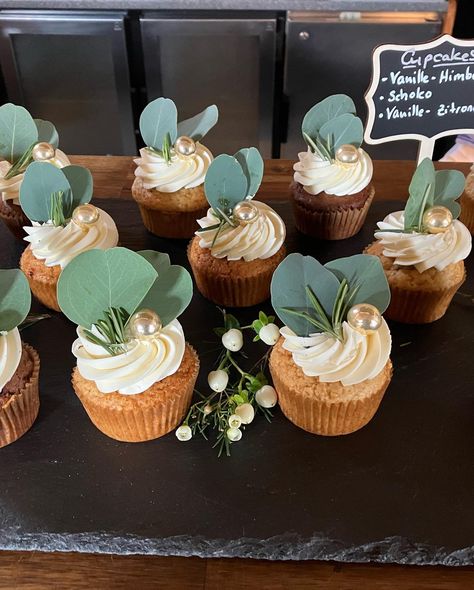 💚🤍 Wedding Cake 🤍💚 3tiers Wedding Cake and vegan Cupcakes / Colour theme : Eucalyptus and gold Weddingplaner: @maerchenhochzeitberlin Location : @stadtgut_berlin_buch Flowers : @blumen.holm Cake + Cupcakes : @miss_cupcake_berlin . . #berlin #cake #weddingcake #green #cakeart #cakedesigner #cakeartist #vegan #misscupcakeberlin #cakedecorating #eucalyptus #gold #hochzeit #wedding Cap Cake, Bear Cupcakes, Industrial Chic Wedding, Vegan Cupcakes, Berlin Berlin, Colour Theme, Cake Cupcakes, Wedding Cupcakes, Gold Birthday