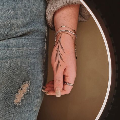 Shop Minimum Tattoo Ideas, Thumb Tattoo Ideas, Thumb Tattoo, Tattoo Main, Side Hand Tattoos, Thumb Tattoos, Hand And Finger Tattoos, Simple Henna Tattoo, Hand Tats