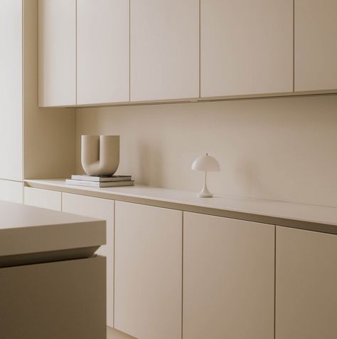 f92c05b03fdc35f7de203932b0c2a4e790656d66229bdf83911636c9985e30e8 Scandinavian Minimalist Interior, Top Kitchen Trends, Top Kitchen Cabinets, Kitchen Mood Board, Kitchen Stories, Luxury Kitchen Design, Apartment Style, Kitchen Dinning, Minimalism Interior