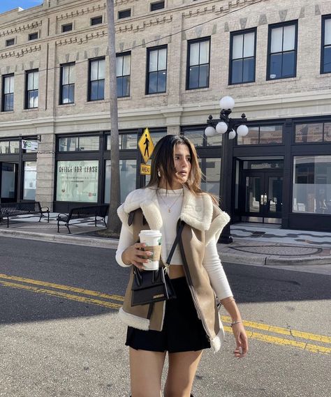 Zara Vest Outfit, Teddy Vest Outfit, Outfits Europa, Autumn Ootd, Winter Fashion Outfits Casual, Ideas De Outfits, Zara Outfit, Layering Outfits, Inspo Outfit