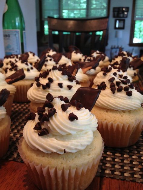 Cannoli Cupcakes, Cannoli Cupcake, Cupcake Frosting, Cookie Icing, Birthday Happy, Cannoli, Cakes And More, Let Them Eat Cake, Cupcake Recipes