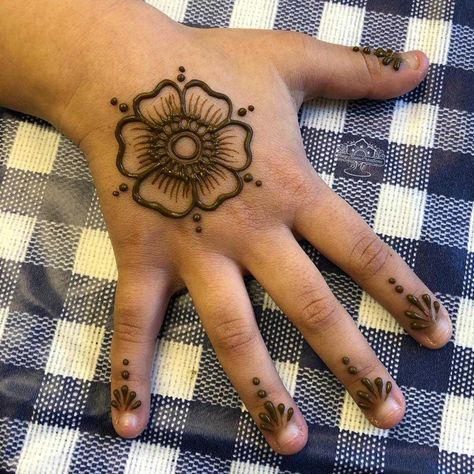 Mehndi Back Hand Designs Easy, Henna Design For Kids Simple, Henna Designs For Baby Girl, Henna Designs For Kids Simple, Mehndi Design Simple For Kids, Mehndi Designs Kids Hands, Small Baby Mehndi Design, Simple And Easy Mehndi Designs For Kids, Henna For Kids Easy